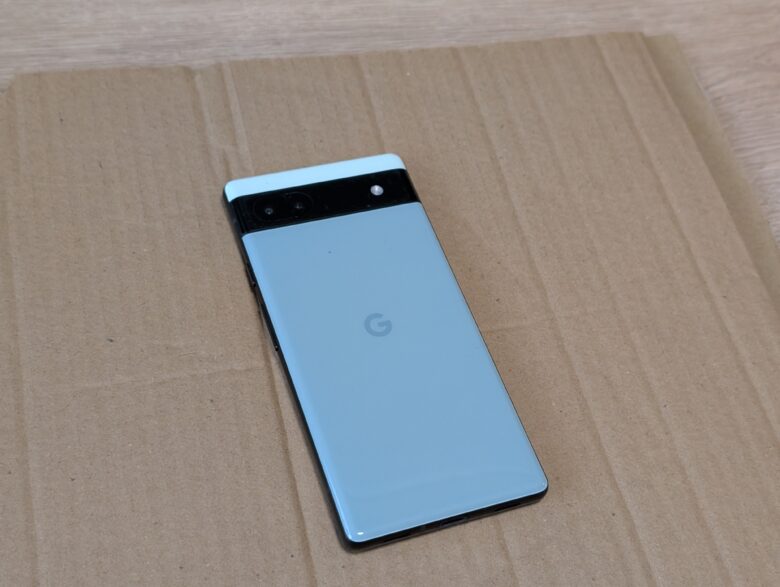 段ボールの上のPixel6a